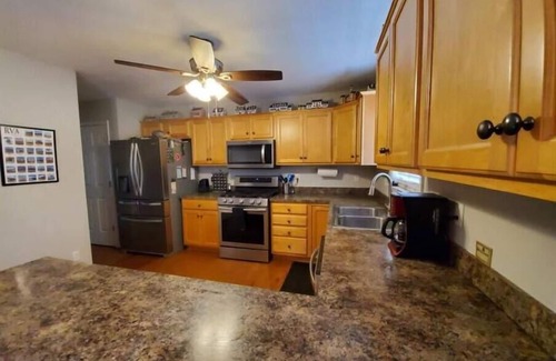 Forest Casa | Spacious 4 Bedroom 2.5 Bath Home, great location!