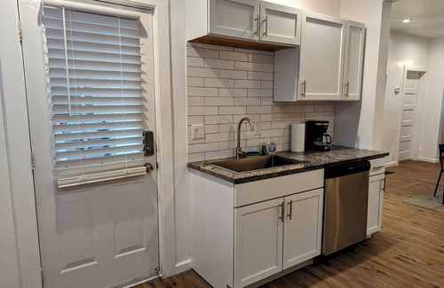 Greenfield Casa | Spacious 4-bedroom/ 2-bathroom house with WiFi and AC in charming Pittsburgh