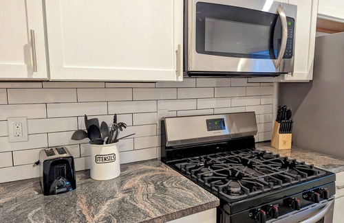 Greenfield Casa | Spacious 4-bedroom/ 2-bathroom house with WiFi and AC in charming Pittsburgh