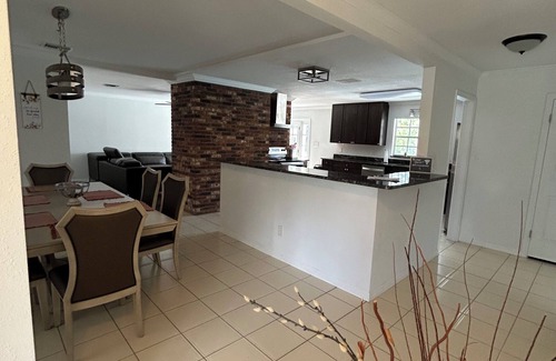 Silver Lake Casa | Spacious 4 bedroom 3.5 bath POOL home W/ Gym!!