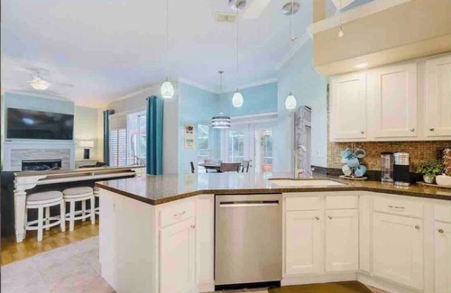 South Gate Ridge Casa | Spacious 4-bedroom/3-bath house in gorgeous Sarasota. 4 miles to Siesta Key