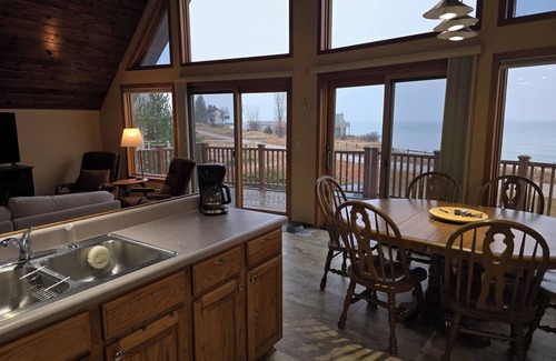 Mears Casa | Spacious 4-bedroom, 3 bathroom pet-friendly house with wifi & a/c on Lake MI.