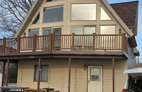 Mears Casa | Spacious 4-bedroom, 3 bathroom pet-friendly house with wifi & a/c on Lake MI.