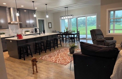 Forest Junction Casa | Spacious 4-bedroom/ 4 bath house with WiFi and AC in Kaukauna.
