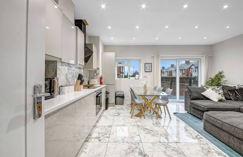 Cowley Casa | Spacious 4 bedroom 4 bath-Free Parking Great Links