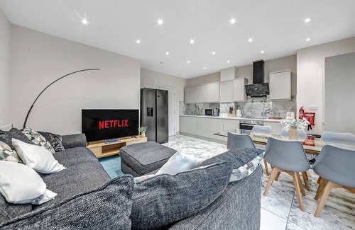 Cowley Casa | Spacious 4 bedroom 4 bath-Free Parking Great Links