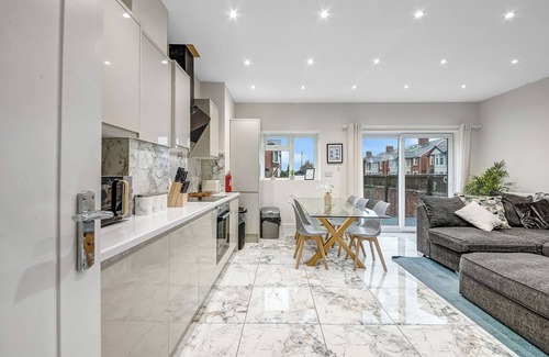 Cowley Casa | Spacious 4-bedroom 4-bathroom house - free parking & great 24-7 transport links