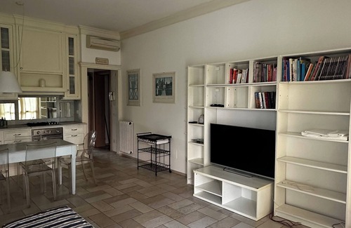 Querceta Apartamento | Spacious 4-bedroom apartment with WiFi, AC in Seravezza
