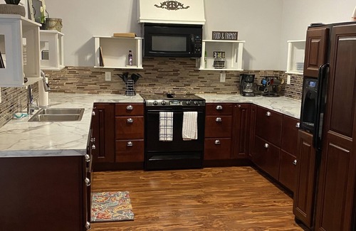 Manhattan Apartamento | Spacious 4 bedroom apartment within walking distance to Aggieville