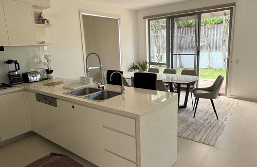 Randwick Casa | Spacious 4-bedroom home South Coogee - easy access to beaches, parks, airport