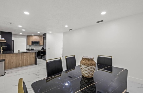 Bearss Plaza Chalet De Esquí | Spacious 4-bedroom chalet in fantastic Tampa with WiFi, AC
