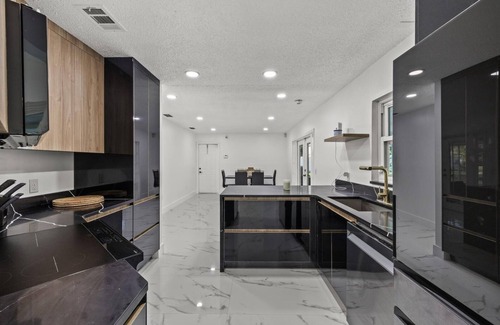 Bearss Plaza Chalet De Esquí | Spacious 4-bedroom chalet in fantastic Tampa with WiFi, AC