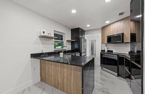 Bearss Plaza Chalet De Esquí | Spacious 4-bedroom chalet in fantastic Tampa with WiFi, AC