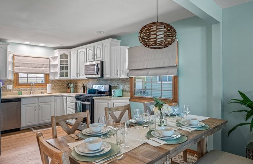 Racine Casa | Spacious 4-bedroom close to lake, large backyard, 2 king beds, great location