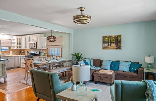 Racine Casa | Spacious 4-bedroom close to lake, large backyard, 2 king beds, great location