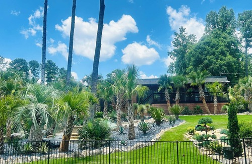 Atlanta Casa | Spacious 4-bedroom estate in Atlanta with Outdoor Fitness Area,Pool & Waterfall.