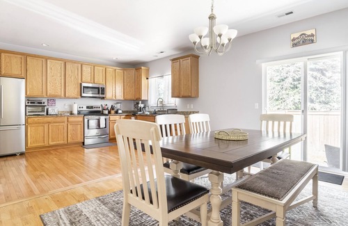 Paine Field-Lake Stickney Casa | Spacious 4 Bedroom Family Home on private road near I-5 & 405, Paine Field