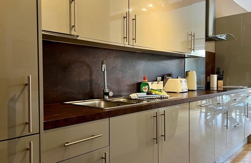 Lewisham Apartamento | Spacious 4 bedroom ground floor apartment with indoor pool and offroad parking