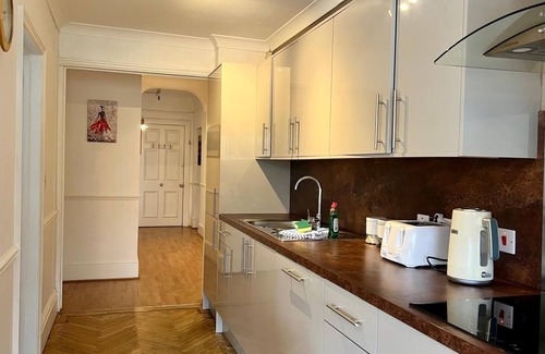 Lewisham Apartamento | Spacious 4 bedroom ground floor apartment with indoor pool and offroad parking