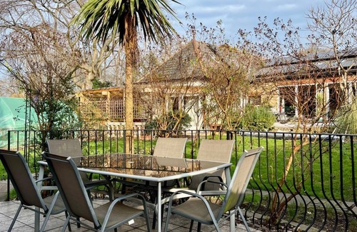 Lewisham Apartamento | Spacious 4 bedroom ground floor apartment with indoor pool and offroad parking