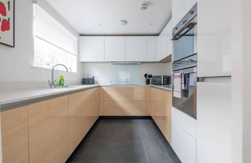 Trumpington Apartamento | Spacious 4-Bedroom Home | Ideal for Families & Cor