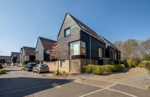 Trumpington Apartamento | Spacious 4-Bedroom Home | Ideal for Families & Cor