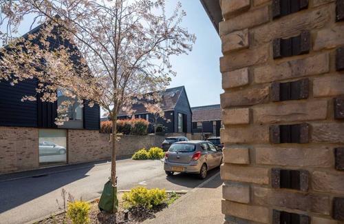 Trumpington Apartamento | Spacious 4-Bedroom Home | Ideal for Families & Cor