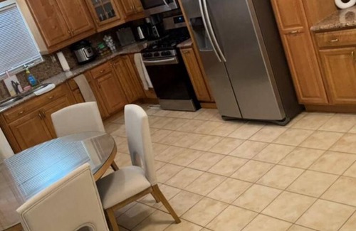 Bridgeview Casa | Spacious 4-bedroom house in fabulous Bridgeview with fitness room, WiFi