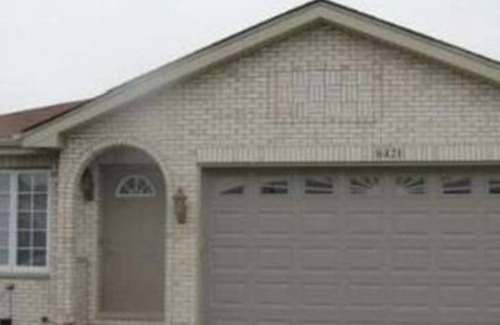 Bridgeview Casa | Spacious 4-bedroom house in fabulous Bridgeview with fitness room, WiFi