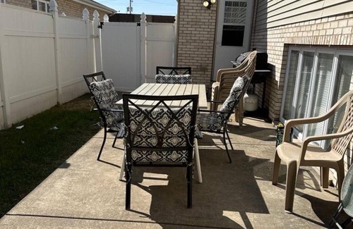 Bridgeview Casa | Spacious 4-bedroom house in fabulous Bridgeview with fitness room, WiFi