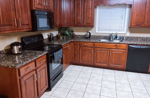 Normal Casa | Spacious 4-Bedroom House Centrally Located in Lovely Huntsville