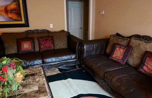 Normal Casa | Spacious 4-Bedroom House Centrally Located in Lovely Huntsville