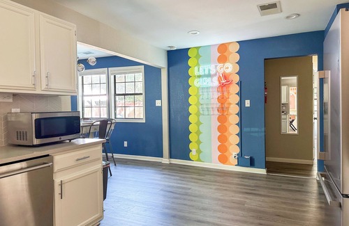 The Woods Casa | Spacious 4-bedroom house with Make-up bar, WiFi, Games, Hot-tub, & pool