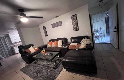 Southwestern Sacramento Casa | Spacious 4-bedroom house in marvelous Sacramento with WiFi, AC
