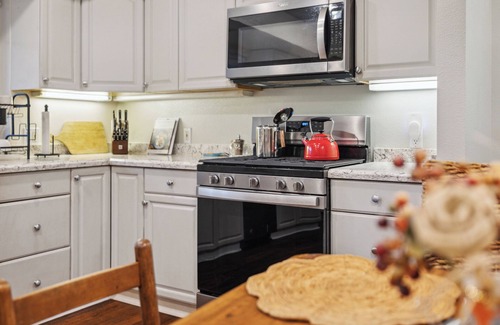 Brookdale Casa | Spacious 4-bedroom house in lovely Brookdale with fitness room, WiFi