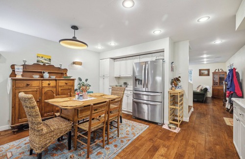 Brookdale Casa | Spacious 4-bedroom house in lovely Brookdale with fitness room, WiFi