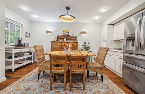 Brookdale Casa | Spacious 4-bedroom house in lovely Brookdale with fitness room, WiFi