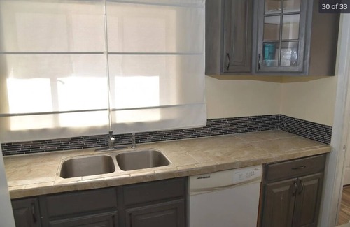 Englewood Casa | Spacious 4-bedroom house in charming Englewood with AC