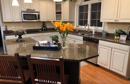 Maxwell Casa | Spacious 4-bedroom house with fitness room one mile from Geist - Fishers