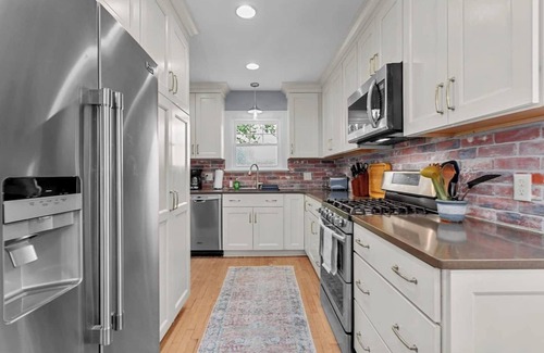 Ward Parkway Casa | Spacious 4 Bedroom Home Near Shops & Food | 52