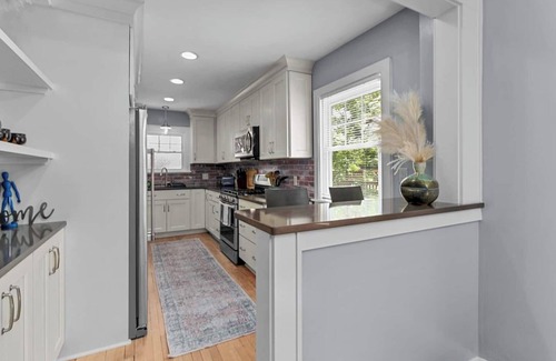 Ward Parkway Casa | Spacious 4 Bedroom Home Near Shops & Food | 52