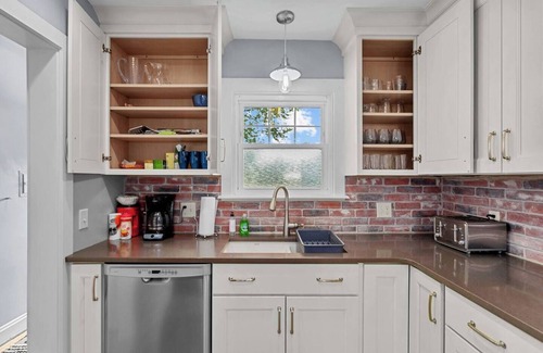 Ward Parkway Casa | Spacious 4 Bedroom Home Near Shops & Food | 52
