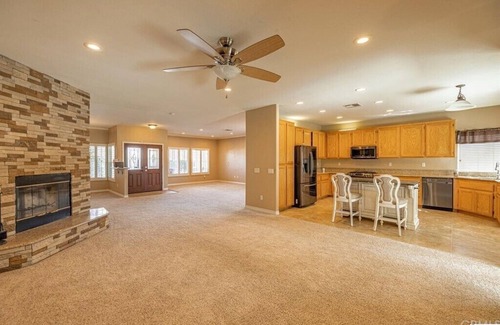 Lancaster Casa | Spacious 4-bedroom house with WiFi, fitness room in charming Lancaster.