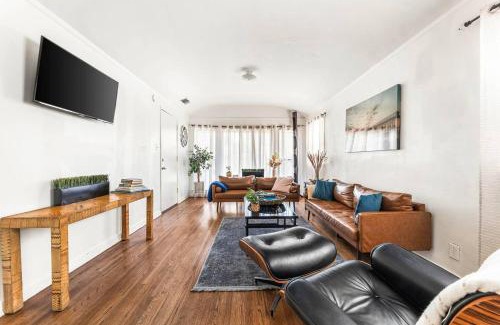 Fairfax District Apartamento | Spacious 4 bedroom home by Melrose and 10 minutes to Hollywood Walk of Fame