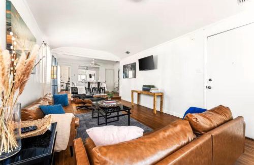 Fairfax District Apartamento | Spacious 4 bedroom home by Melrose and 10 minutes to Hollywood Walk of Fame