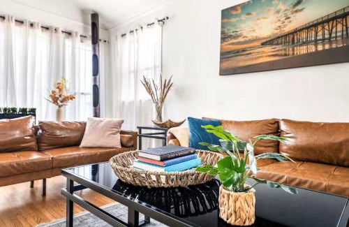 Fairfax District Apartamento | Spacious 4 bedroom home by Melrose and 10 minutes to Hollywood Walk of Fame