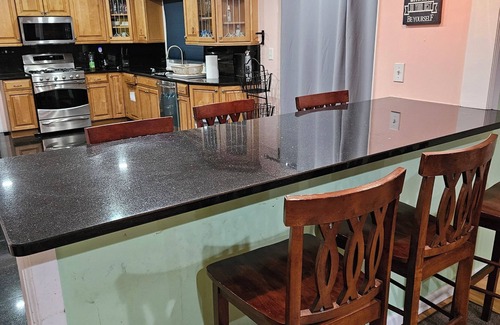 Edison Casa | Spacious 4-Bedroom Home in Edison Perfect for Your Stay, Direct Train to NYC!