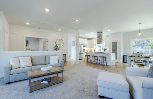 Eugene Casa | Spacious 4-bedroom home with A/C and WiFi in charming Eugene, Near Duck Stadium!