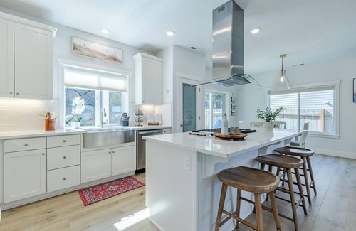Eugene Casa | Spacious 4-bedroom home with A/C and WiFi in charming Eugene, Near Duck Stadium!