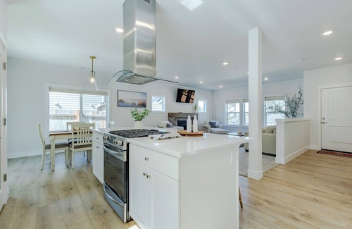 Eugene Casa | Spacious 4-bedroom home with A/C and WiFi in charming Eugene, Near Duck Stadium!